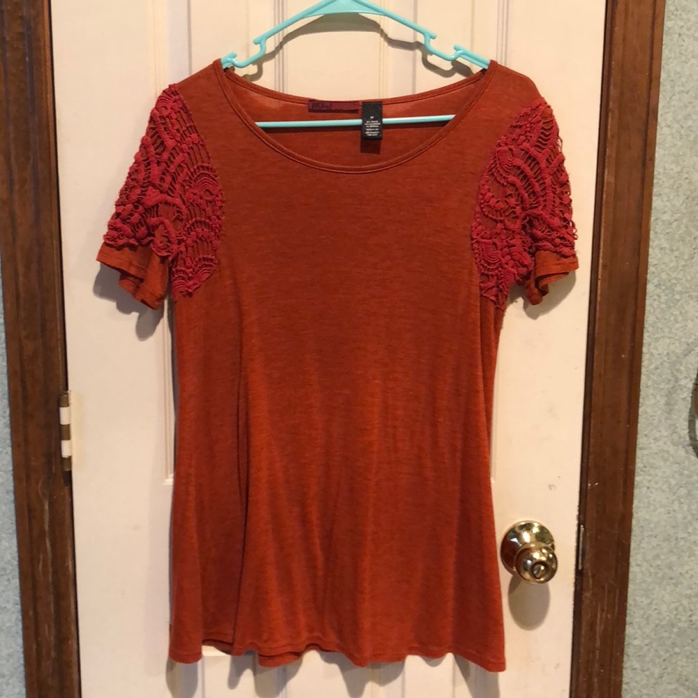 Buckle top